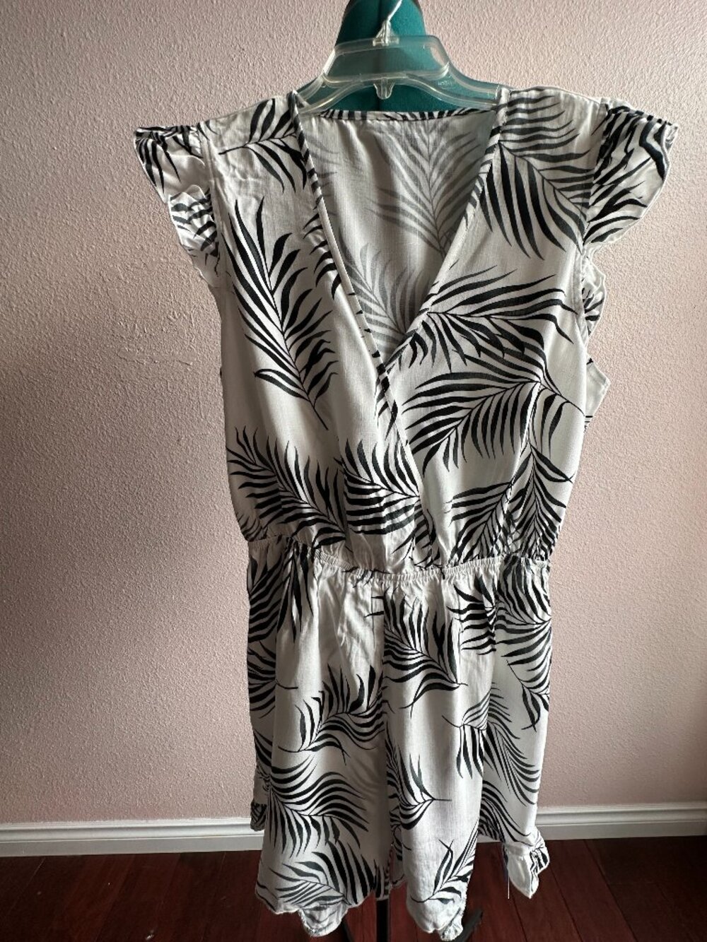 Women's Cupshe Tropical Flutter Sleeve  Romper Size M, NWT, 100% Rayon-Viscose